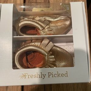 Excellent condition rose gold Freshly Picked moccasins. Size 3